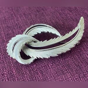 Vintage Sarah Coventry SilverTone Feather Brooch Pin Feathered Fashion Statement